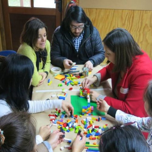 Emprendedores locales refuerzan su creatividad mediante el uso de piezas de LEGO®